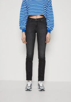 Lee Marion Straight - Vaqueros Rectos - Middle Of The Night