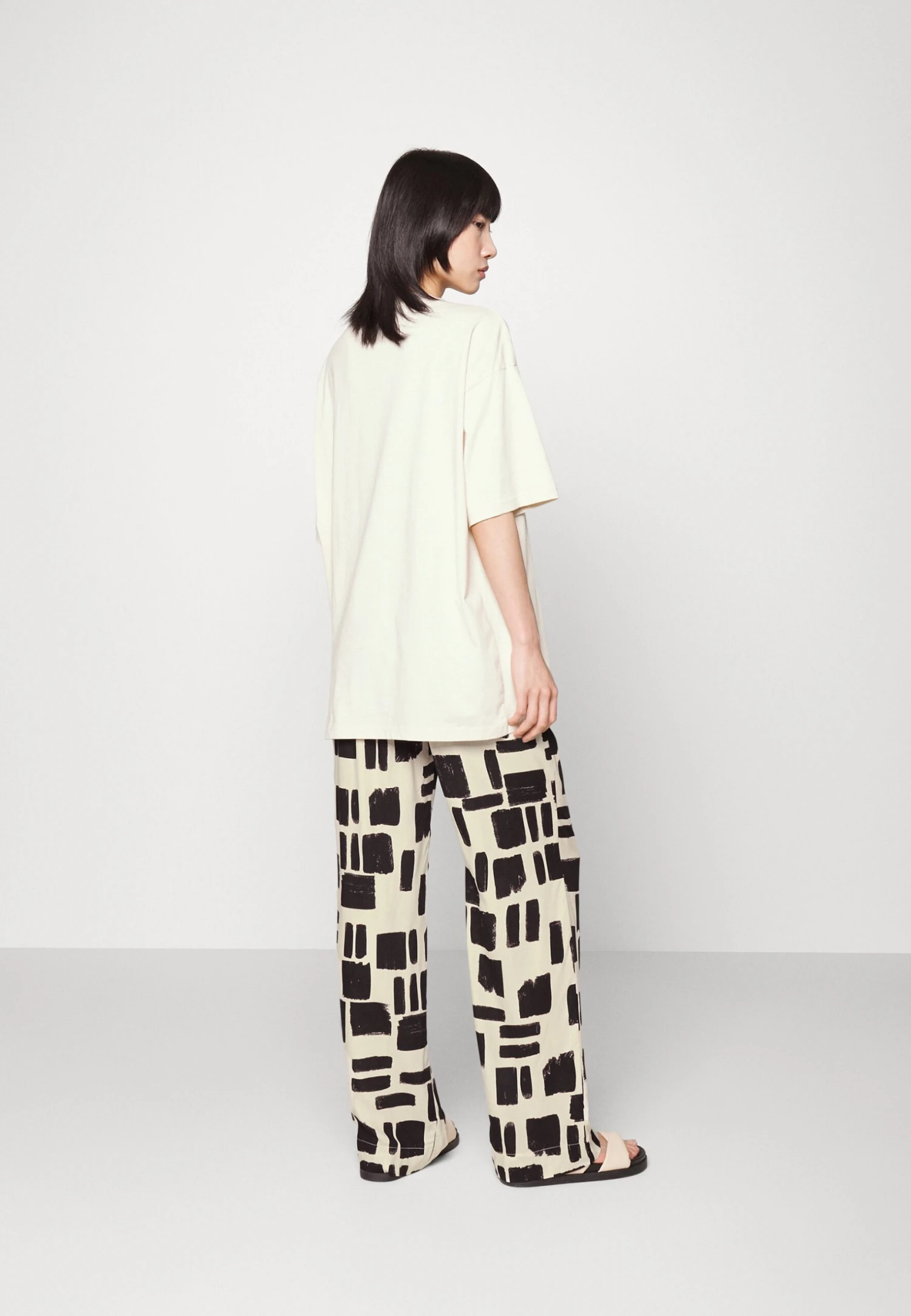 Monki Pantalones - White Dusty Light/Brushstrokes/White - Imagen 3