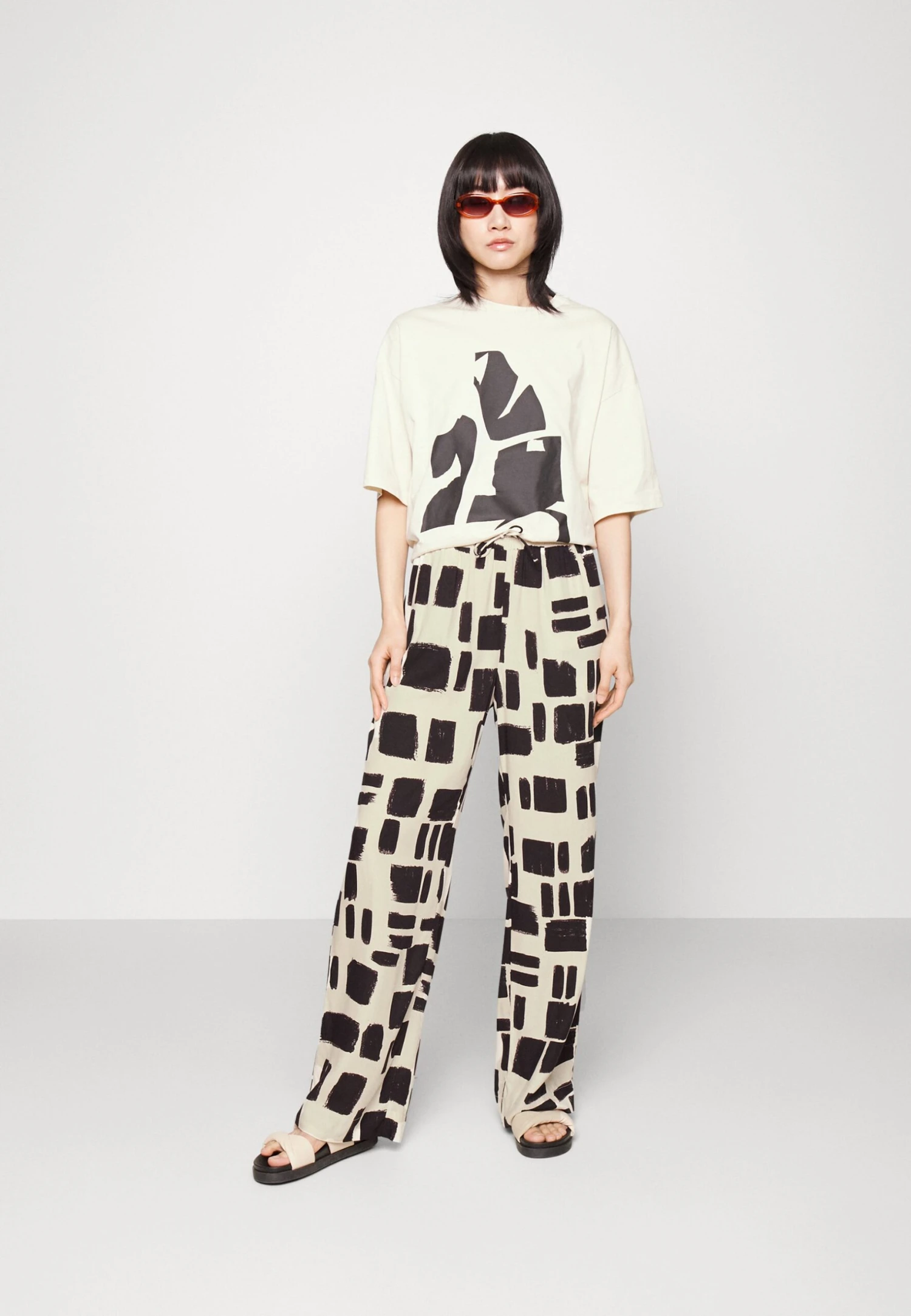 Monki Pantalones - White Dusty Light/Brushstrokes/White - Imagen 2