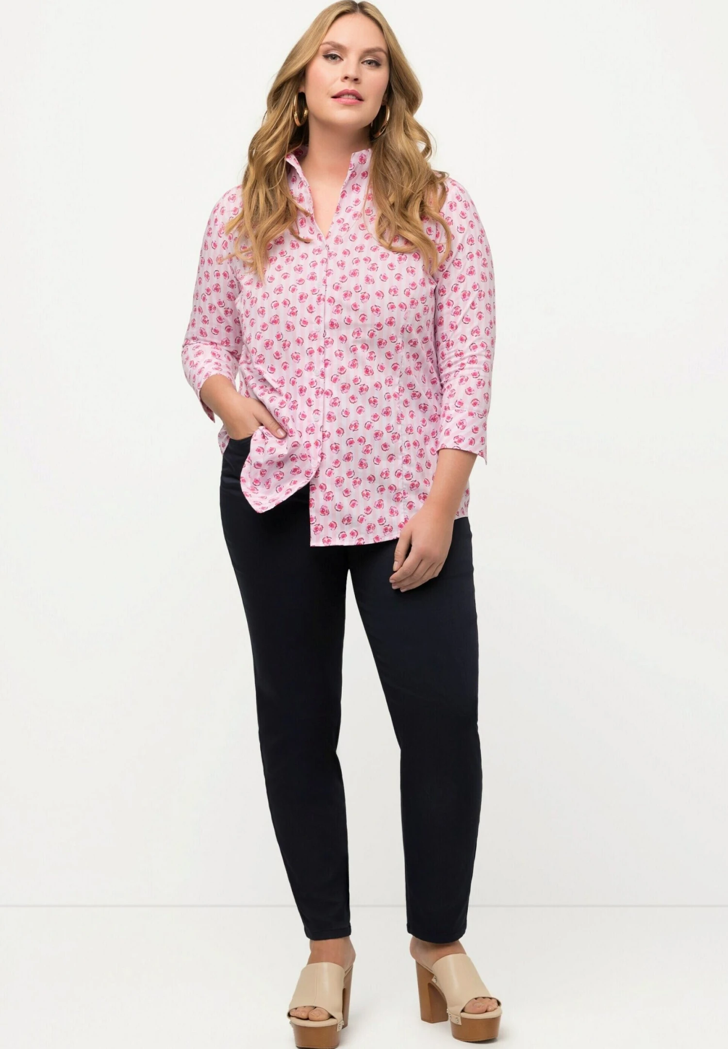 Ulla Popken Dans Un Imprimé À Fleurs Et À Rayures Col Jabot Et Ma - Camisa - Blanc Neige - Imagen 2