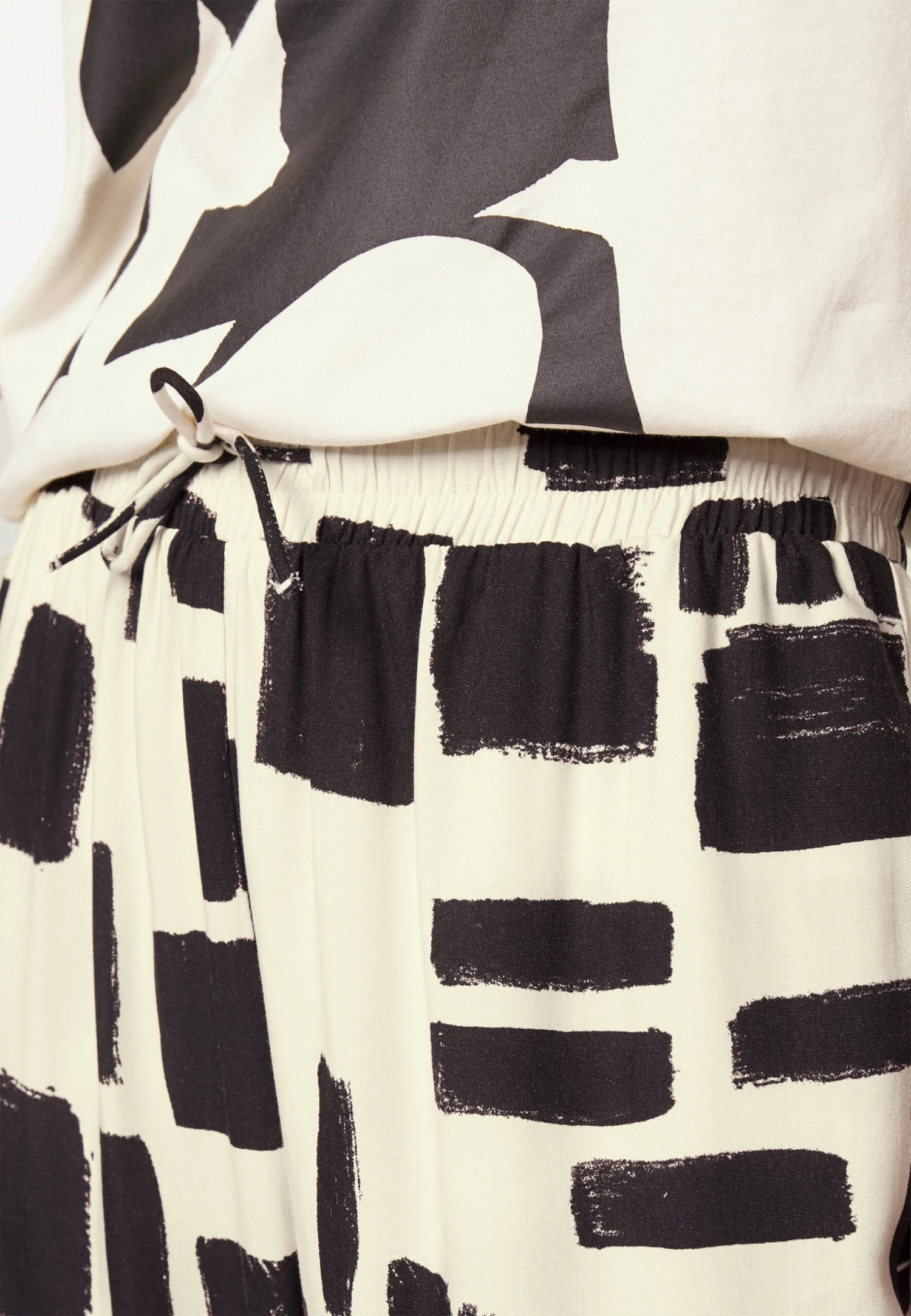 Monki Pantalones - White Dusty Light/Brushstrokes/White - Imagen 5