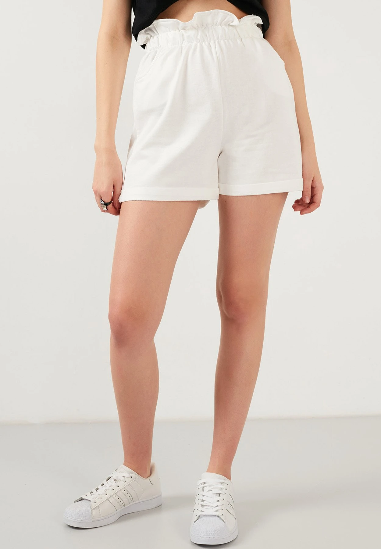 LELA Slim Fit - Shorts - Ecru