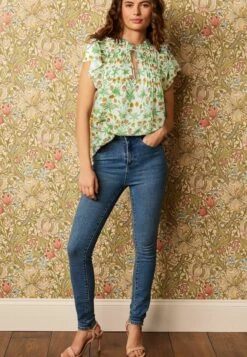 Next Flutter Sleeve Pintuck V-Neck Short Sleeve Standard - Blusa - Morris & Co. Daisy Blue Print