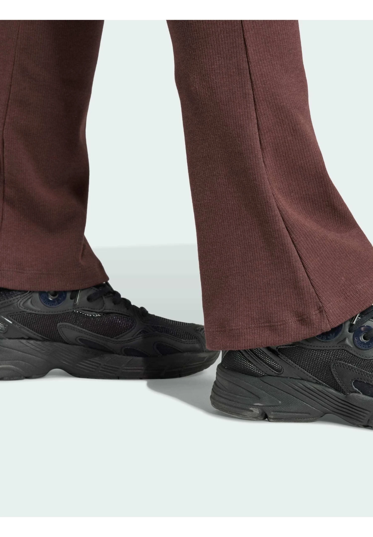 Adidas Originals Essentials Flared - Pantalones - Shadow Brown - Imagen 4